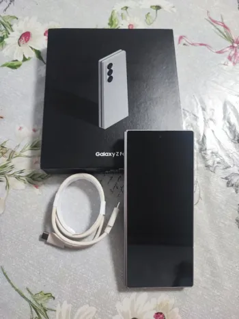 Samsung Galaxy Z Fold6 en argent.