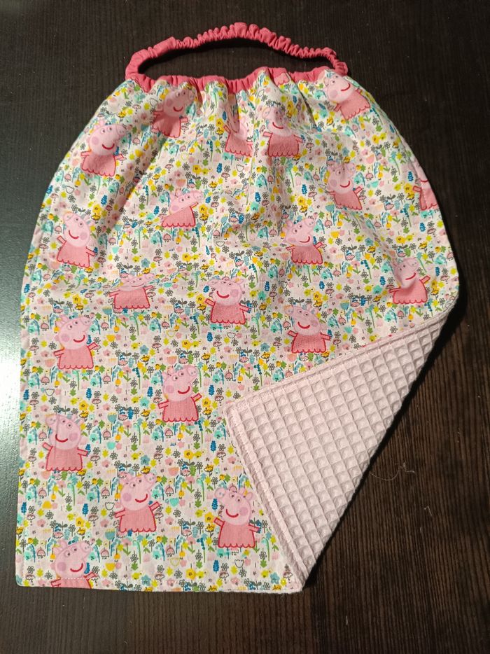 Grand bavoir fille , motif Peppa pig , fond fleuri multicolore, doublé nid d'abeille - photo numéro 3