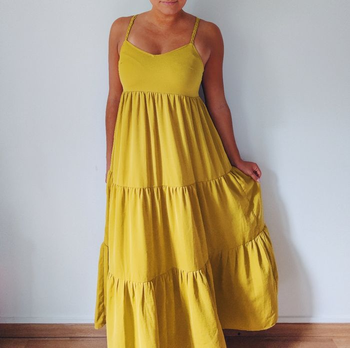 Robe longue maxi d'été à volants
Couleur jaune moutarde 
dos croisé 
look bohème moderne 
Marque Cache Cache 
Taille 36 S
Très bon état - photo numéro 3