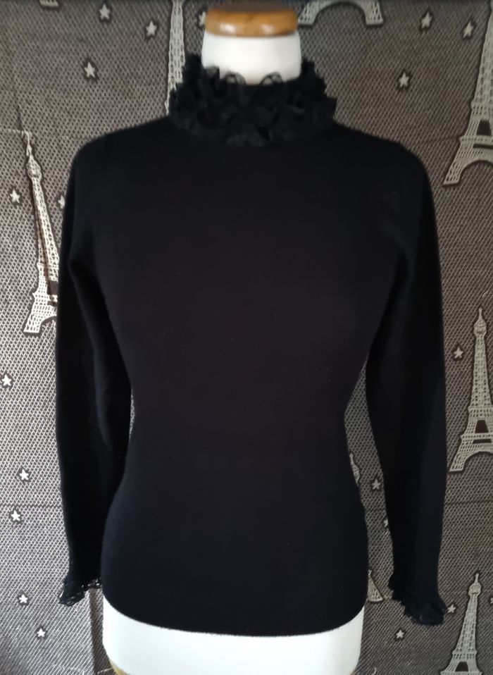 Pull noir avec dentelle au col et poignets taille S