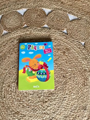 Livre coloriage et bloc à piquer Pâques colorie pique et plie