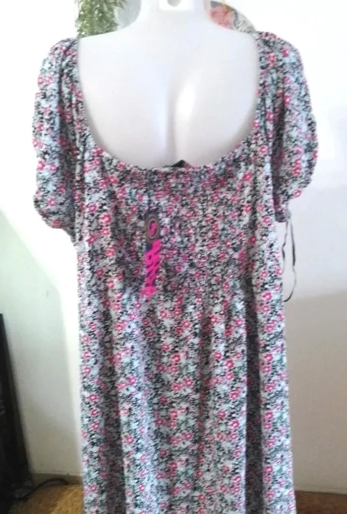 robe fleuries avec une échancrure sur un cote devant taille 54 Bella Diva neuve - polyester - photo numéro 12