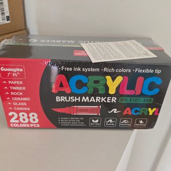 Boite  de feutre actylique  288 neuve