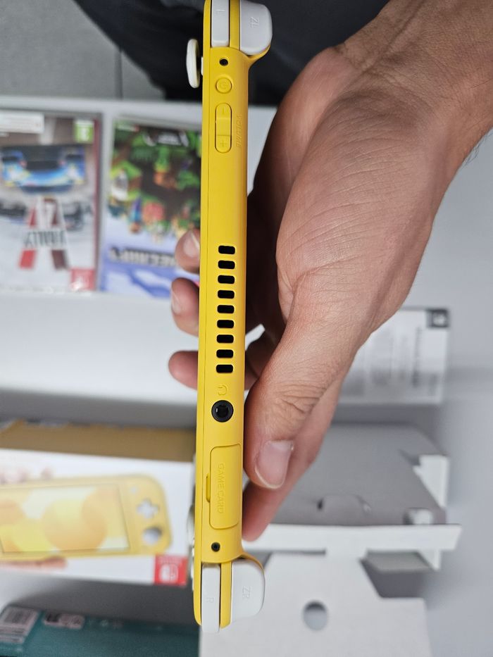 Nintendo switch lite jaune acheté en février - photo numéro 3