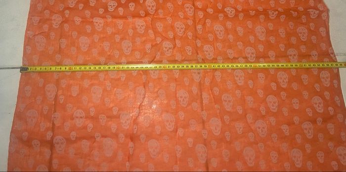 Foulard orange et têtes de mort - photo numéro 3