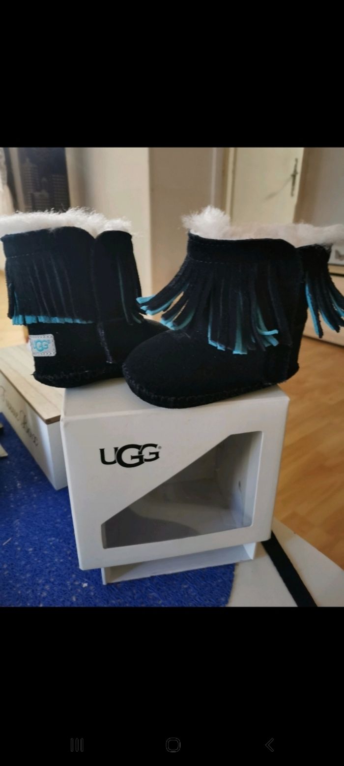 Bottines "UGG" fille taille 18 - photo numéro 2