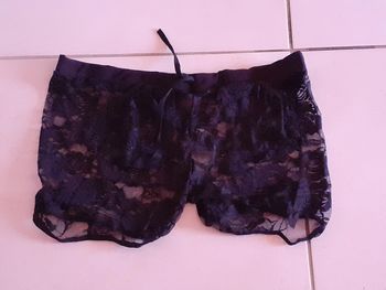 Short en dentelles noires taille 42/44