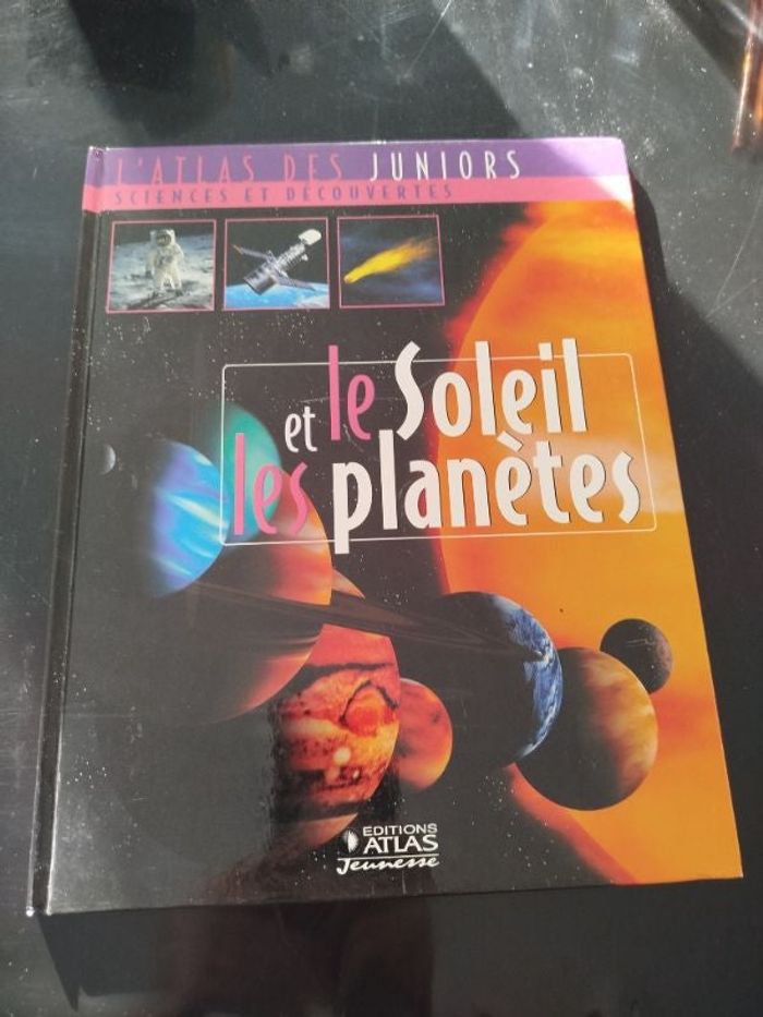 livre l'Atlas des juniors le soleil et les planètes