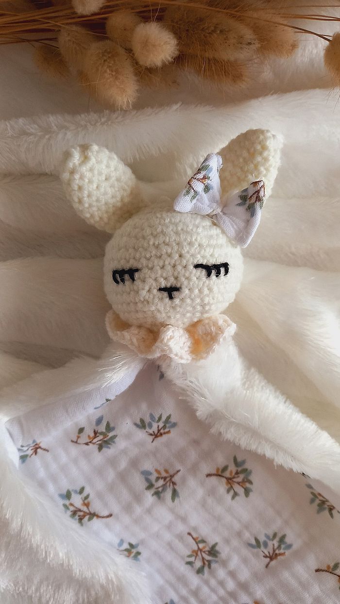 Doudou lange petit lapin 🐰tissus petites feuilles bleu