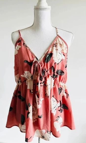 Débardeur rose avec des fleurs