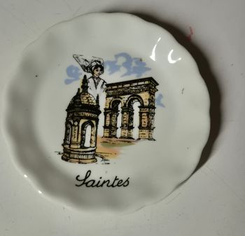 Petite assiette décorative en porcelaine blanche decor saintes