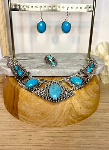Parure bijoux turquoise argentée neuve – collier plastron, bague et boucles d’oreilles style western amérindien