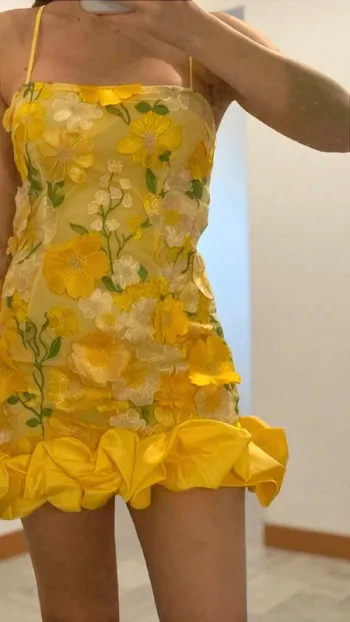 Robe jaune fleurie 🌼 chic & pétillante – Style Pinterest tendance, élégante & unique 💛