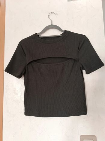 Haut top noir décolleté poitrine