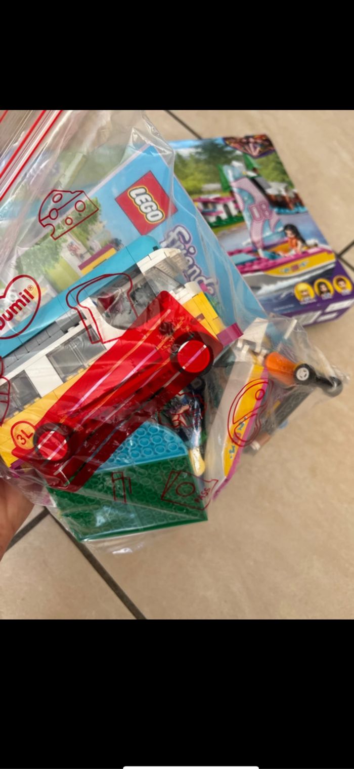 Lego Friends 41681 le camping car et le voilier de la forêt - photo numéro 2