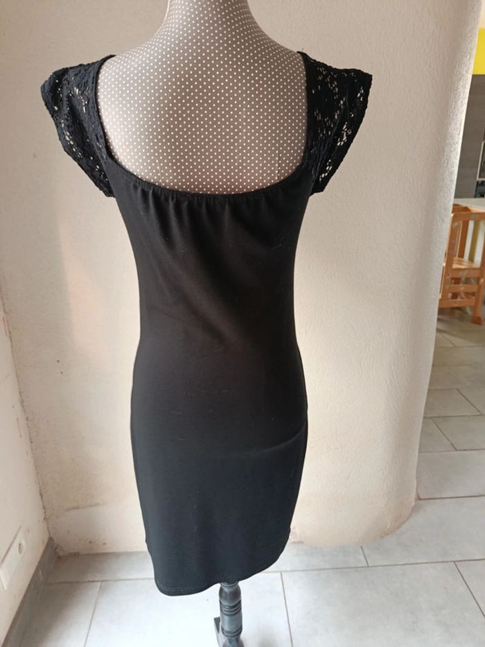 Robe noir cintré dentelle Cache cache Taille 38 - photo numéro 7
