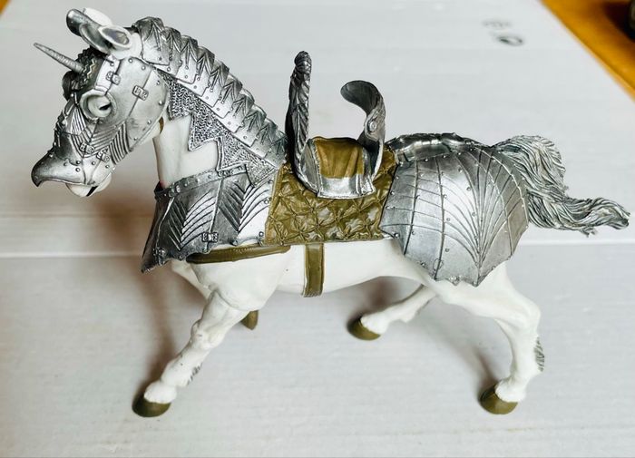 Figurine Papo - cheval avec armure