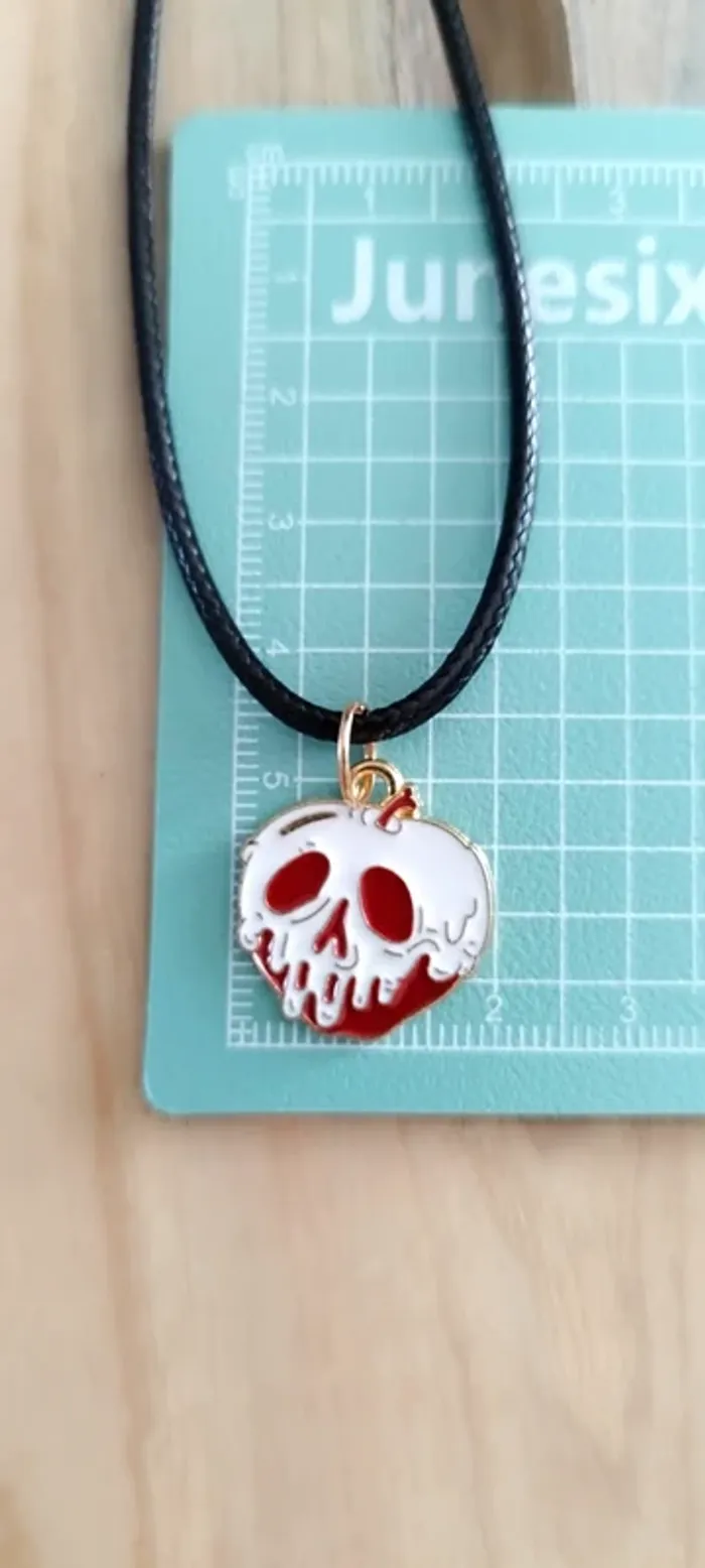 Collier avec pendentif pomme empoisonnée - photo numéro 3