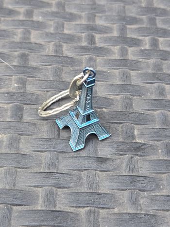 4 petites tours Eiffel