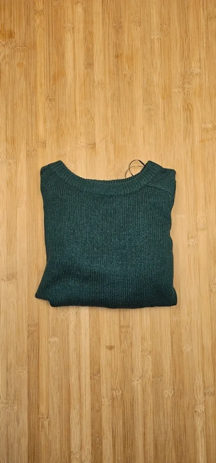 Pull en maille vert sapin col rond
Marque : Divided
Taille : S