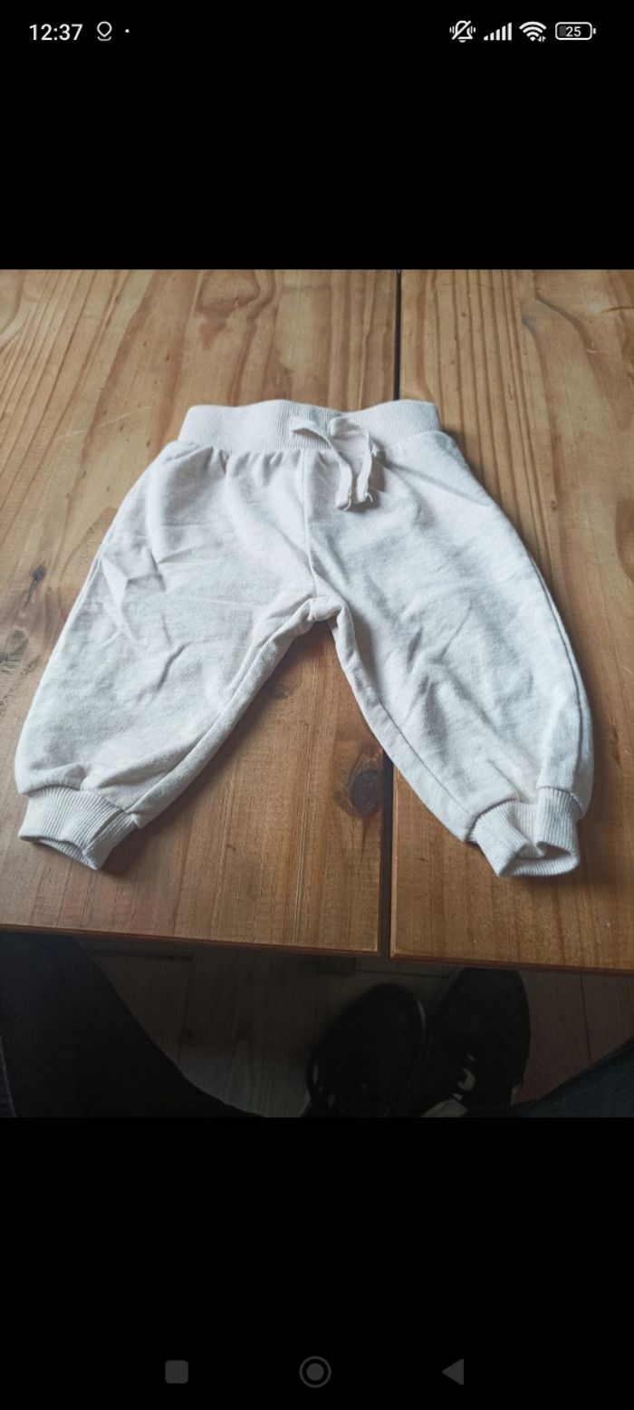 Lot de vêtement pantalon est 1 short bébé