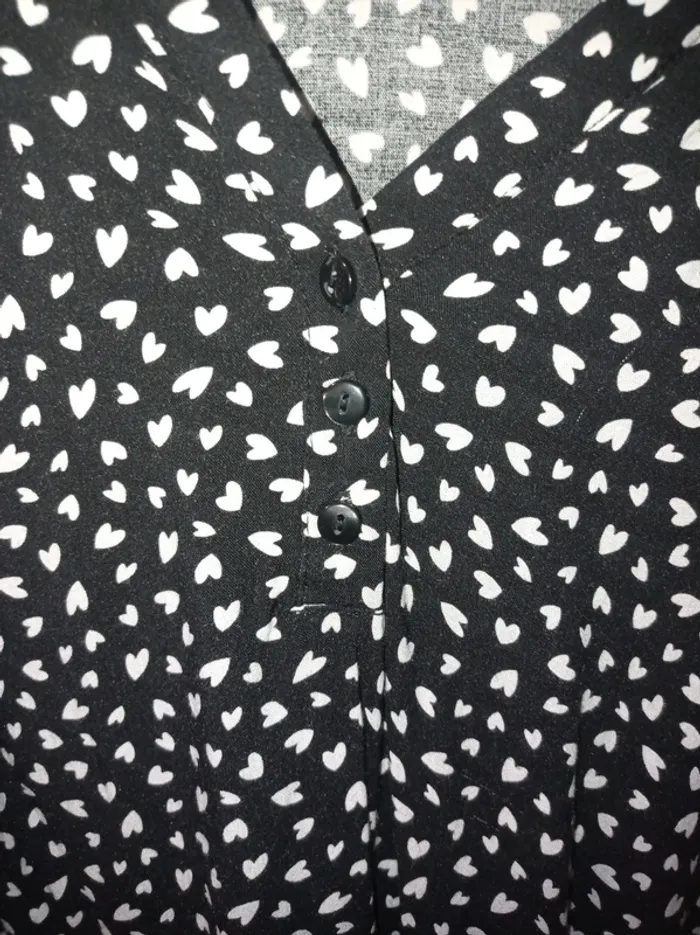 Chemise blouse manche longue noir motifs coeurs blancs - photo numéro 2
