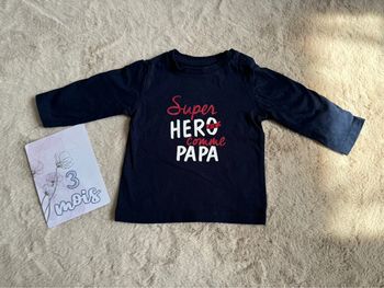 T-shirt manche longue bleu foncé message Super Hero comme Papa 3 mois