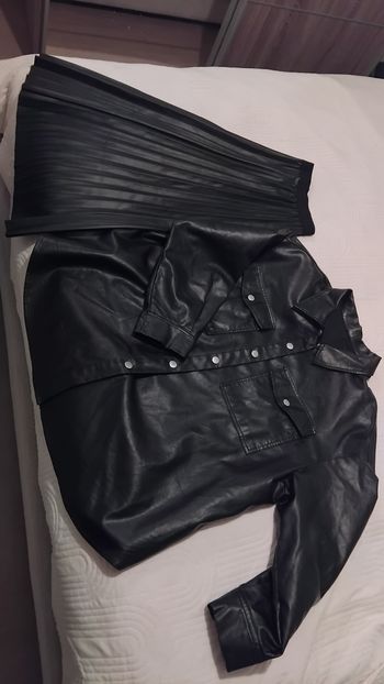 Une jupe avec une chemise en cuir