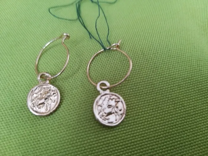 Boucle d'oreille dorée
