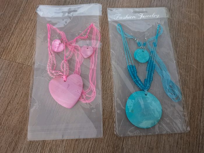 Ensemble colliers et boucles d'oreilles