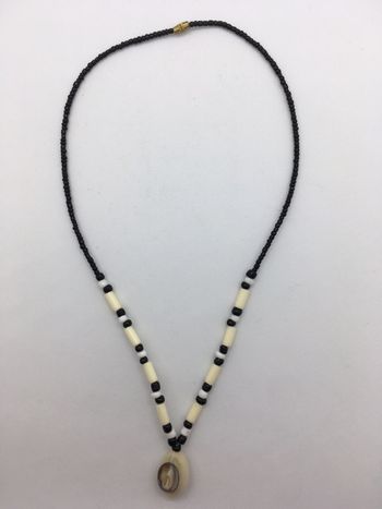 Collier homme perles et pendentif coquillage noir crème boutique indépendante
