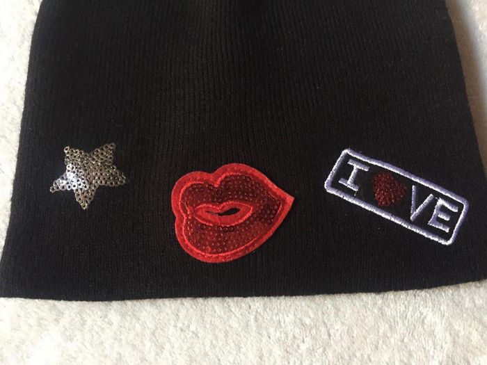 bonnet noir avec motifs taille unique. état neuf - photo numéro 2