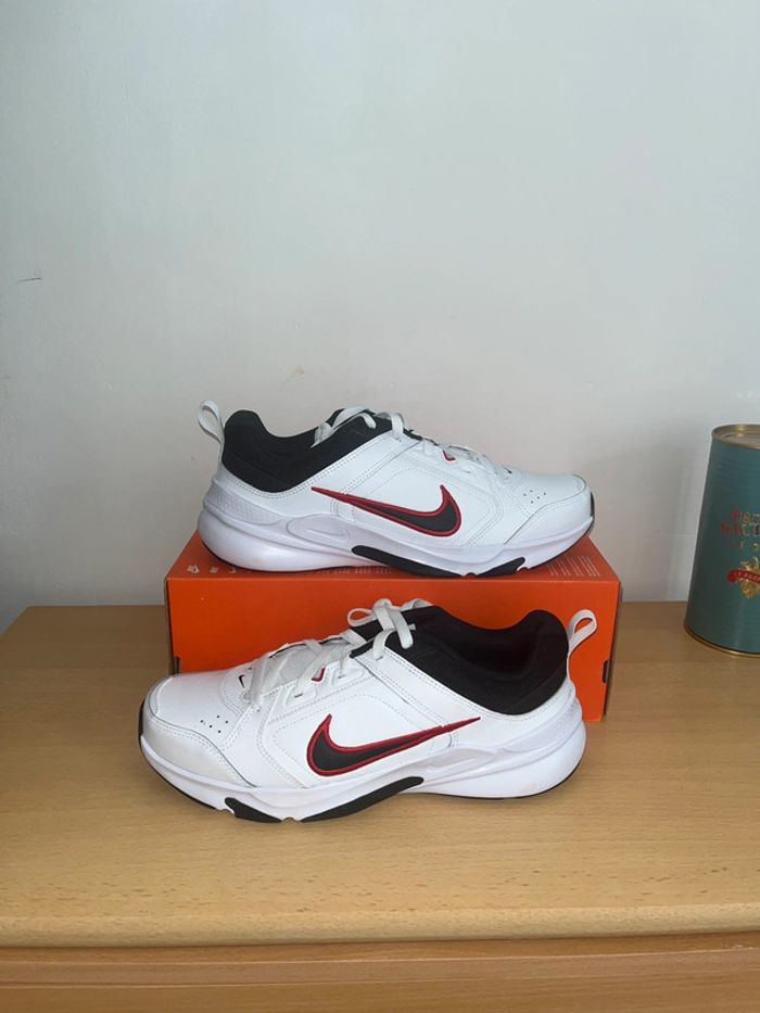 Chaussures Nike blanches avec logo rouge 👟