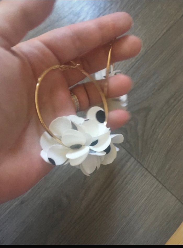 Créoles / Boucles d’oreilles à froufrous NEUVES pour femme couleurs blanc, noir et doré - photo numéro 8