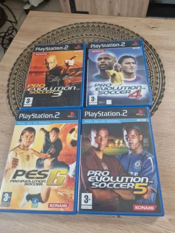 Lot de 4 jeux PlayStation 2 tres bon etat pro évolution soccer