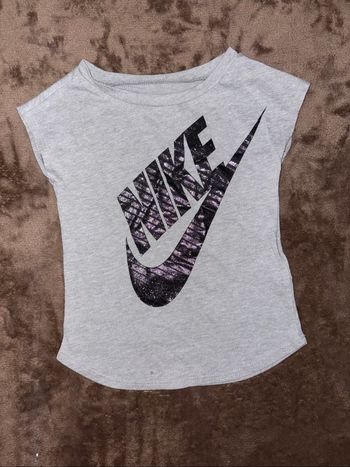 T-shirt Nike fille taille 24 mois gris en très bon état.