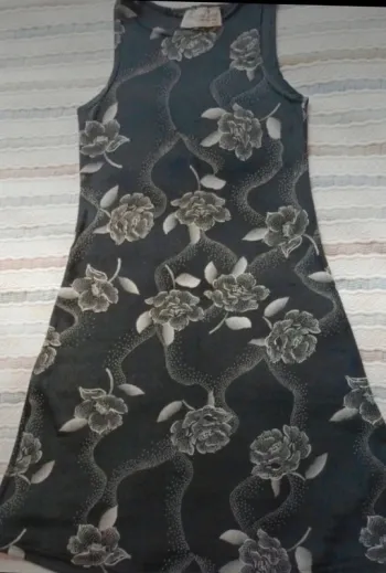 Superbe robe noire fleurs Peace and Love by Caprices de Femmes St-Tropez Paris.