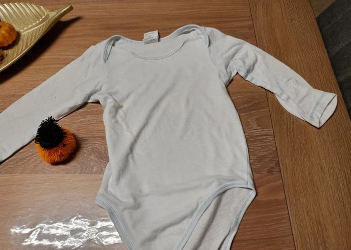 Lot de 4 bodies taille 24 mois très bon état - photo numéro 4