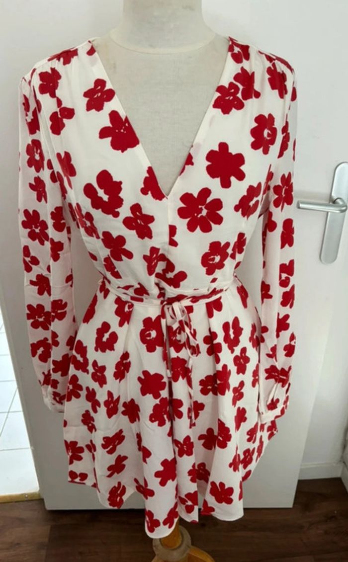 Robe blanche à fleurs rouges Glamourous