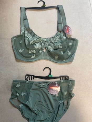 Ensemble lingerie ESCORT vert sauge - soutien-gorge 95E + culotte 38/40