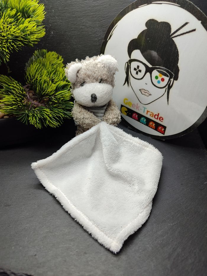 doudou ours mouchoir blanc gris bonnet écharpe rayé Rayures cmi carrefour Poils - photo numéro 1