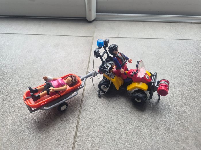 Secouriste des montagnes avec quad- playmo 9130