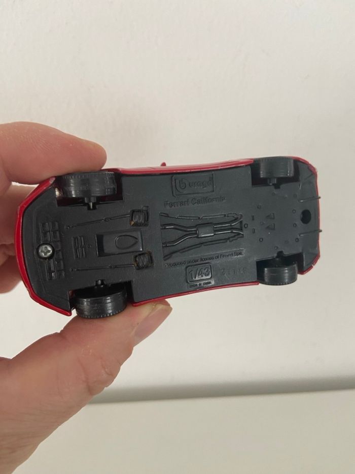 Ferrari California Rouge Décapotable - Miniature Bburago 1/43 (Die-Cast) - photo numéro 6