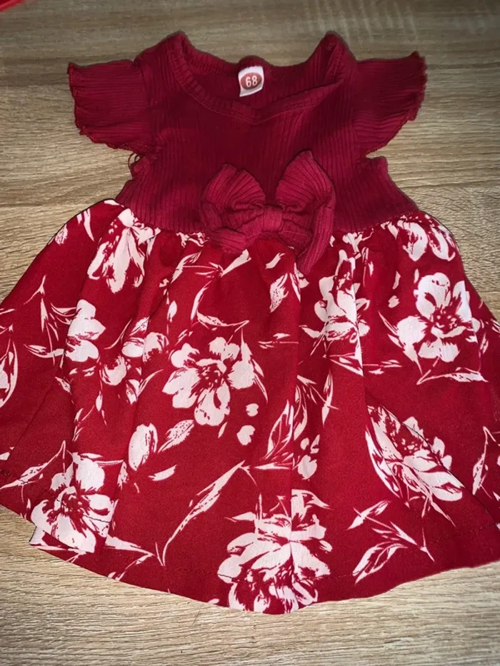 **Robe bébé rouge fleurie avec nœud, taille 6 mois