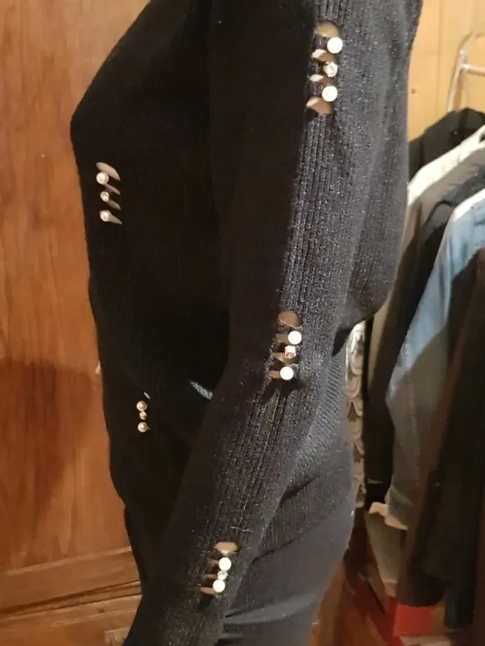 Pull noir avec strass - photo numéro 4