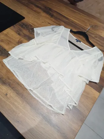 Blouse à volant écru "Kiabi" taille 34/36