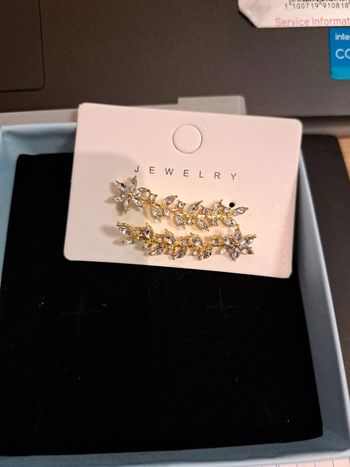 Boucle d'oreille tige fleurale celeste