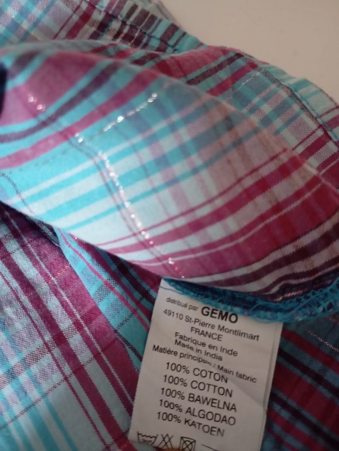 Chemise rayée multicolore. 8 ans . Manches longues ,col et 2 poches . Coton . Très bon état. - photo numéro 4