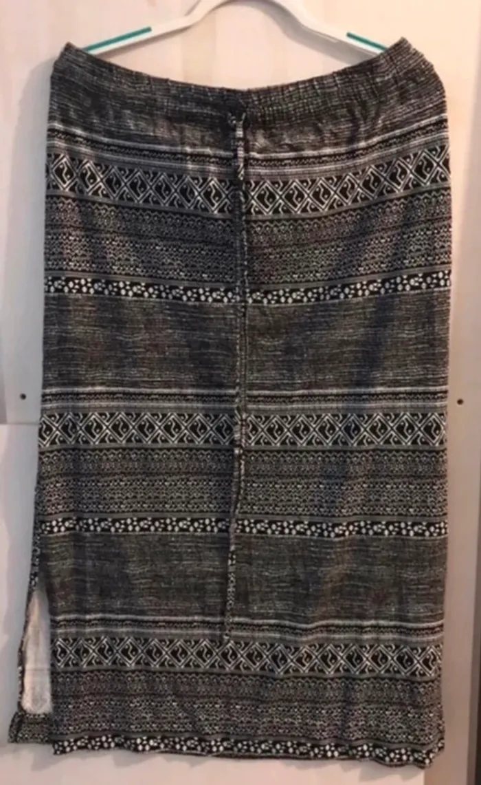 Jupe m&mode longue échancrée sur le côté noir blanc taille L
