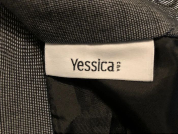 AN92: Tailleur veste/jupe gris effet fines rayures T 46/48 porté 1 fois - photo numéro 8